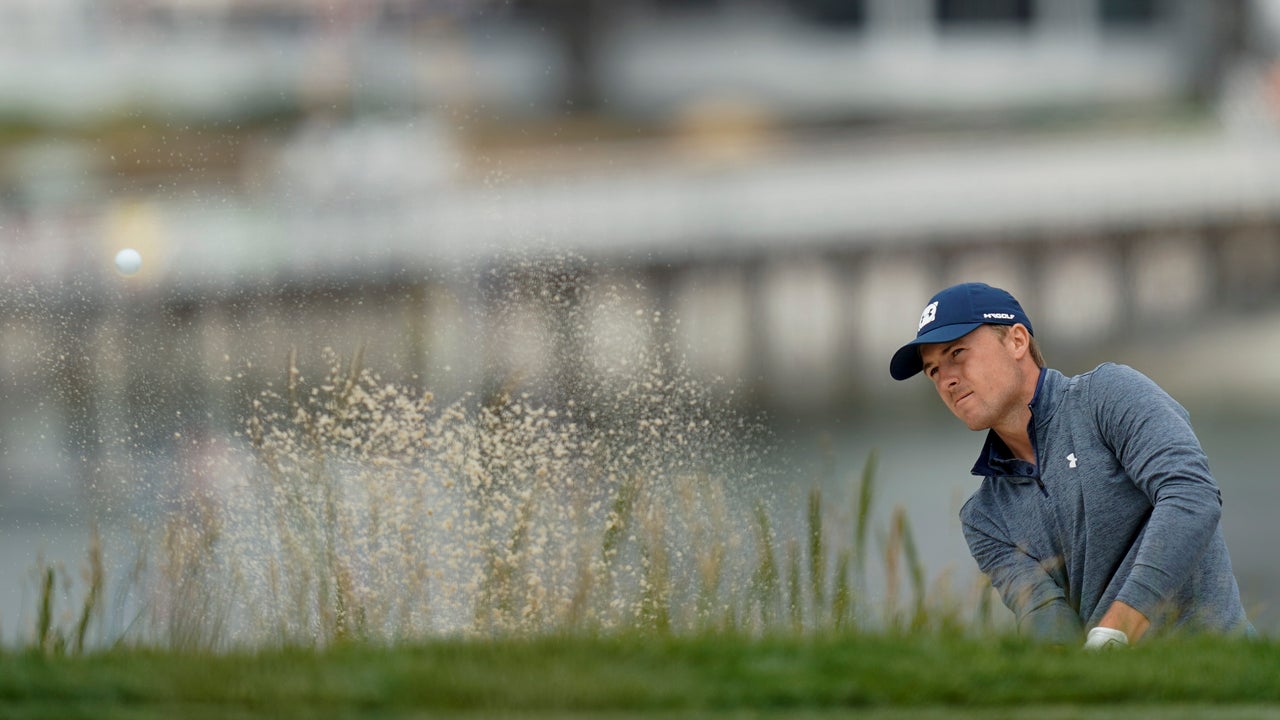 Caddychat: Spieth and caddie find more to talk about